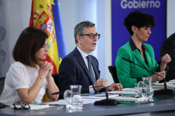 (I-D) La ministra de Juventud e Infancia, Sira Rego; el ministro de la Presidencia, Justicia y Relaciones con las Cortes, Félix Bolaños, y la ministra de Inclusión, Seguridad Social y Migraciones y