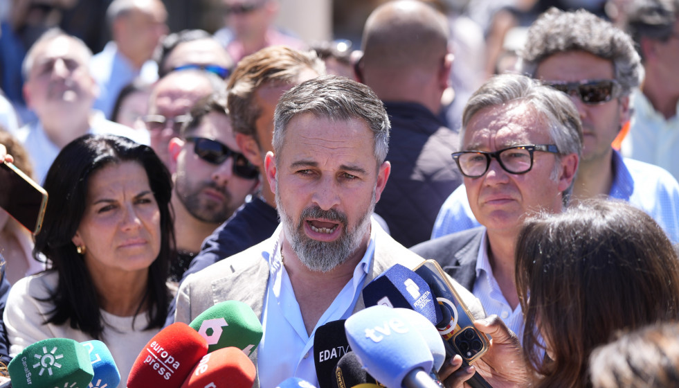 El presidente de Vox, Santiago Abascal, atiende a los medios de comunicación en Andújar (Jaén). Imagen de archivo.