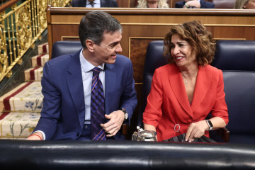 Archivo - El presidente del Gobierno, Pedro Sánchez, y la vicepresidenta primera y ministra de Hacienda, María Jesús Montero, durante una sesión de control al Gobierno, en el Congreso, a 25 de mar