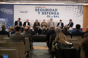 El director general del CESTIC, teniente general José María Millán Martínez (C), durante la Jornada Seguridad y Defensa organizado por Europa Press en el Hotel Hyatt Regency Hesperia Madrid, a 5 d