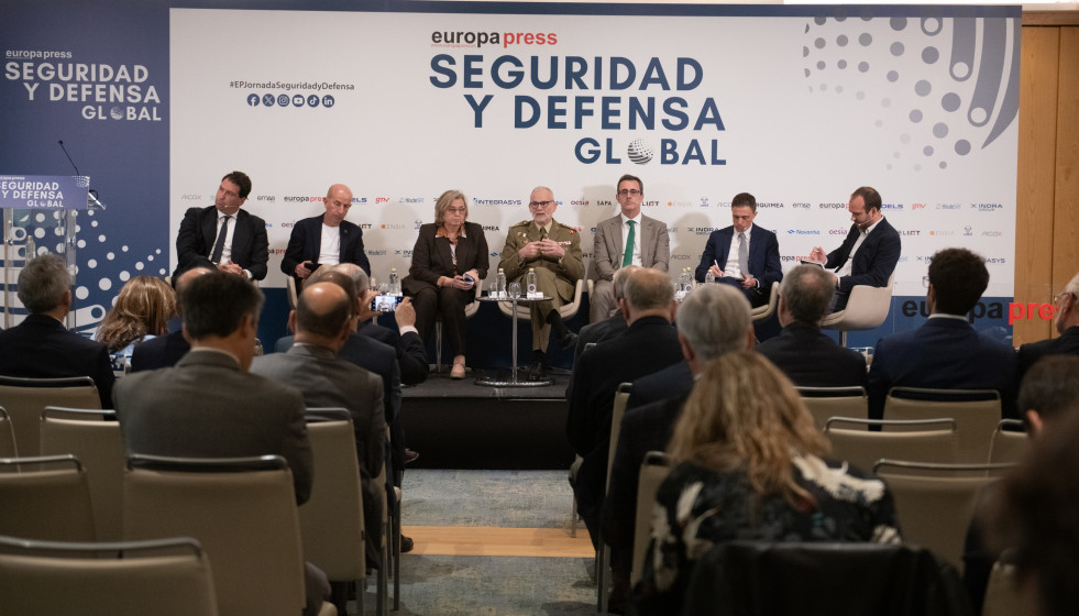 El director general del CESTIC, teniente general José María Millán Martínez (C), durante la Jornada Seguridad y Defensa organizado por Europa Press en el Hotel Hyatt Regency Hesperia Madrid, a 5 d