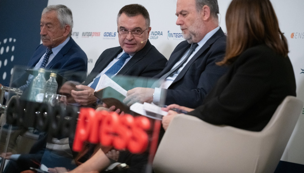El presidente de AESMIDE, Gerardo Sánchez, el  delgado de la Agencia Española Espacial, Juan Carlos Sánchez, el secretario general del CNI, Luis García , en la Jornada Seguridad y Defensa 'Innovac