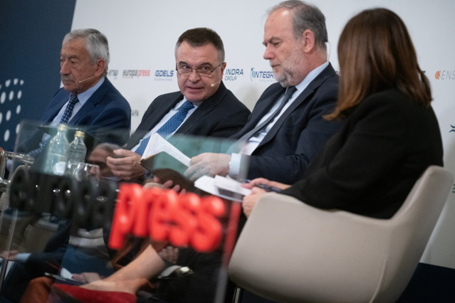El presidente de AESMIDE, Gerardo Sánchez, el  delgado de la Agencia Española Espacial, Juan Carlos Sánchez, el secretario general del CNI, Luis García , en la Jornada Seguridad y Defensa 'Innovación y visión estratégica', a 5 de mayo de 2026, en Madrid.