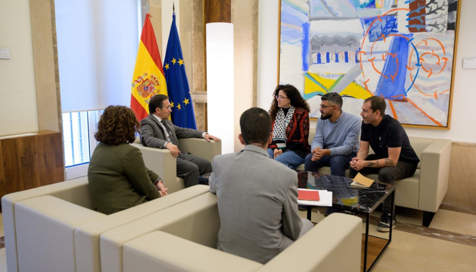 El ministro de Asuntos Exteriores, Unión Europea y Cooperación, José Manuel Albares, se reúne con la pareja de Saif Abukeshek, el activista hispano-palestino que participaba en la Global Sumud Flo