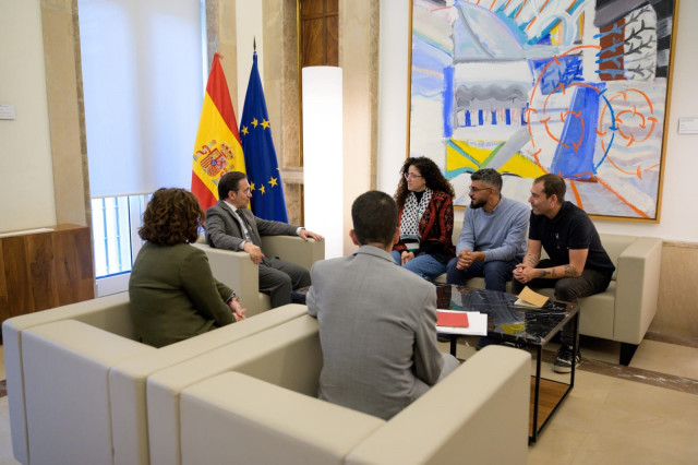 El ministro de Asuntos Exteriores, Unión Europea y Cooperación, José Manuel Albares, se reúne con la pareja de Saif Abukeshek, el activista hispano-palestino que participaba en la Global Sumud Flotilla y fue detenido por Israel