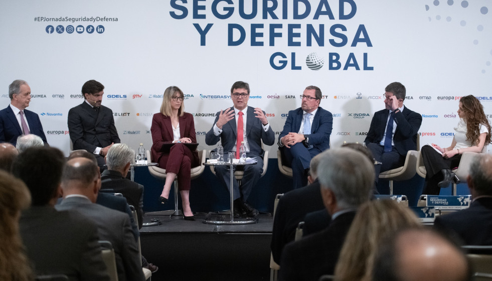 Representantes de Grupo Oesía, Aicox, Santa Bárbara Sistemas, Digeid, Sapa y Urovesa, durante la Jornada Seguridad y Defensa 'Innovación y visión estratégica', a 5 de mayo de 2026, en Madrid (Esp
