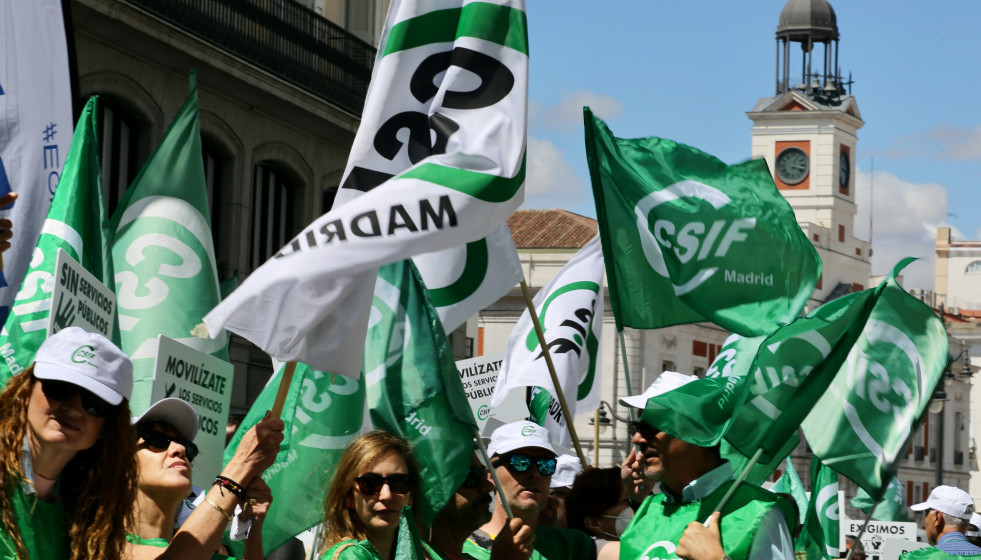 Archivo - Banderas de CSIF en una protesta organizada por el sindicato