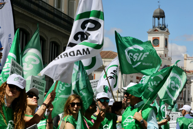 Archivo - Banderas de CSIF en una protesta organizada por el sindicato