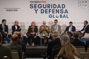 El CEO de INTEGRASYS, Álvaro Sánchez, el CEO  de SATELIOT, Jaume Snpera, la CEO de HISDESAT, Ana María Molina, el director general del CESTIC, el Teniente General José María Millán Martínez, y 