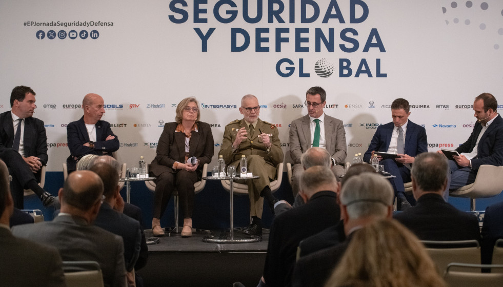 El CEO de INTEGRASYS, Álvaro Sánchez, el CEO  de SATELIOT, Jaume Snpera, la CEO de HISDESAT, Ana María Molina, el director general del CESTIC, el Teniente General José María Millán Martínez, y 