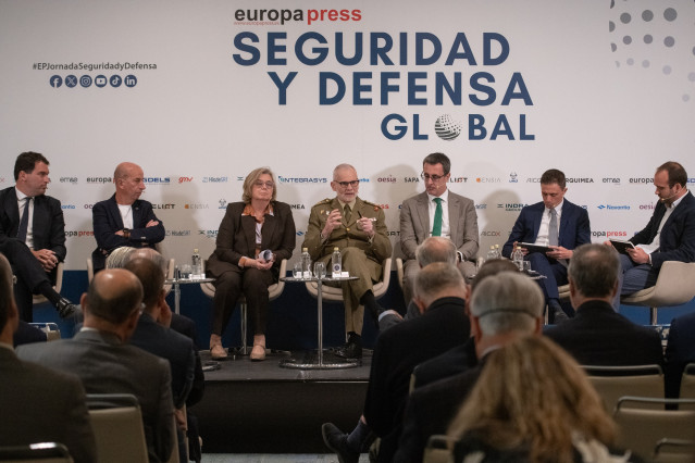 El CEO de INTEGRASYS, Álvaro Sánchez, el CEO  de SATELIOT, Jaume Snpera, la CEO de HISDESAT, Ana María Molina, el director general del CESTIC, el Teniente General José María Millán Martínez, y el presidente de ARQUIMEA, Diego Fernández, durante la Jornada