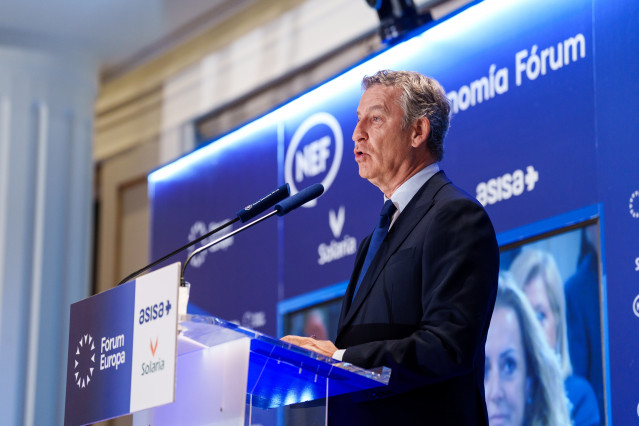El presidente del Partido Popular, Alberto Núñez Feijóo, interviene durante un desayuno informativo organizado por Nueva Economía Fórum, en el Four Seasons Hotel Madrid, a 5 de mayo de 2026, en Madrid (España). Sémper se ha reincorporado a Génova tras die