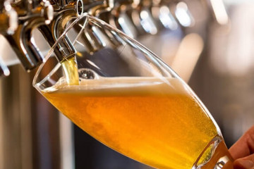 Archivo - Copa de cerveza de la cervecera brasileña Ambev.