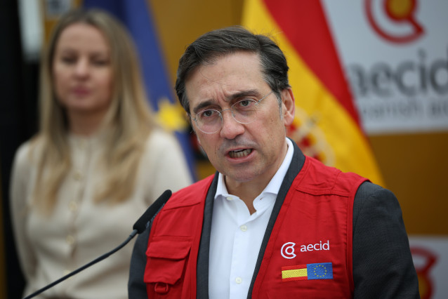 Archivo - El ministro de Asuntos Exteriores, Unión Europea y Cooperación, José Manuel Albares, entrega varios generadores de gran potencia a la embajadora de Ucrania en España, en Finanzauto, a 4 de febrero de 2026, en Arganda del Rey, Madrid (España).