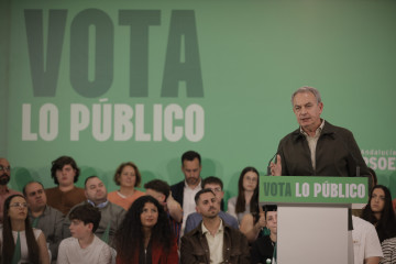 El expresidente del Gobierno José Luis Rodríguez Zapatero interviene en un mitin en Huelva en el marco de la campaña de las elecciones andaluzas del 17 de mayo.