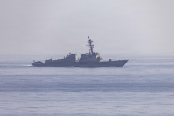 Un destructor de la Armada de Estados Unidos desplegado en la misión de bloqueo del estrecho de Ormuz emprendida por Washington