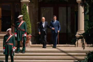 Archivo - El Lehendakari, Imanol Pradales, y el exLehendakari, Carlos Garaikoetxea, durante un acto institucional de reconocimiento al primer Gobierno vasco tras la dictadura, en el Palacio de Ajuria 