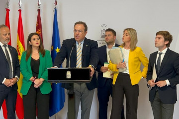 Archivo - El portavoz de VOX en el Ayuntamiento de Murcia, Luis Gestoso, acompañado de concejales de su grupo, en una rueda de prensa