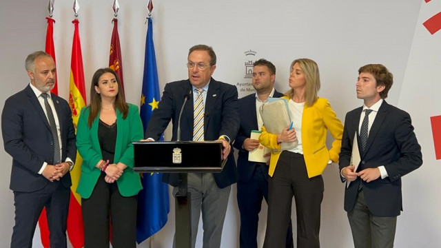 Archivo - El portavoz de VOX en el Ayuntamiento de Murcia, Luis Gestoso, acompañado de concejales de su grupo, en una rueda de prensa