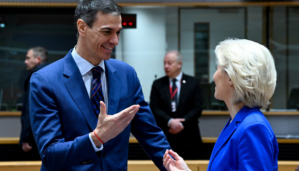 Archivo - El presidente del Gobierno, Pedro Sánchez, conversa con la presidenta de la Comisión Europea, Ursula von der Leyen.
