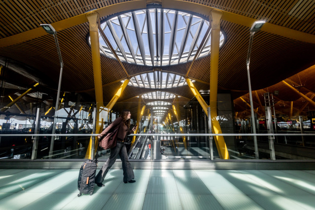 Archivo - Viajeros en la T4 del Aeropuerto Adolfo Suárez Madrid-Barajas, a 2 de marzo de 2026, en Madrid (España).