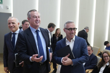 El consejero delegado de Banco Sabadell, César González-Bueno (i), y el que le sustituye en el puesto desde mañana, Marc Armengol (d), durante una rueda de prensa, en el Auditori Banc Sabadell, a 5
