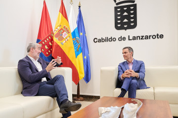 Archivo - El presidente del Gobierno de España, Pedro Sánchez (d), y el presidente del Gobierno canario, Fernando Clavijo (i), durante una reunión, en el Cabildo de Lanzarote, a 18 de agosto de 202