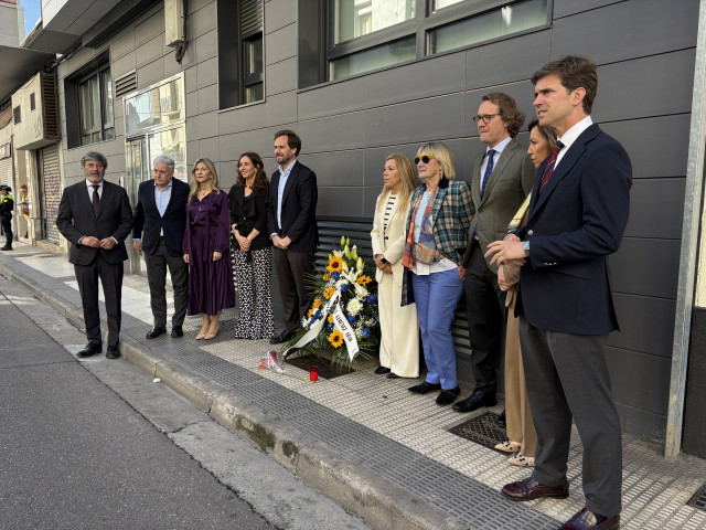 Representantes institucionales, del PP y familiares realizan una ofrenda floral en recuerdo de Manuel Giménez Abad en el 25 aniversario de su asesinato a manos de ETA.