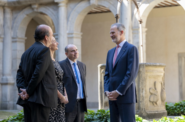 El Rey Felipe VI (d) saluda a los premiados a su llegada a la entrega de la X edición del Premio de Derechos Humanos Rey de España, en la Capilla de San Ildefonso de la Universidad de Alcalá