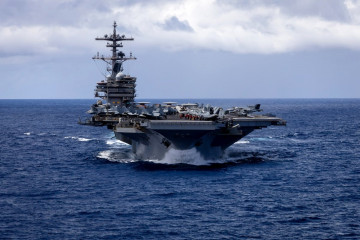 Archivo - El portaaviones de la clase Nimitz USS George H.W. Bush navega por el océano Índico, en la zona de responsabilidad del Mando Central (CENTCOM) del Ejército de Estados Unidos, en el marco 