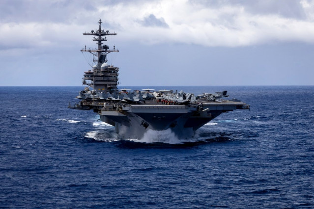 Archivo - El portaaviones de la clase Nimitz USS George H.W. Bush navega por el océano Índico, en la zona de responsabilidad del Mando Central (CENTCOM) del Ejército de Estados Unidos, en el marco del cierre perimetral norteamericano del estrecho de Ormuz