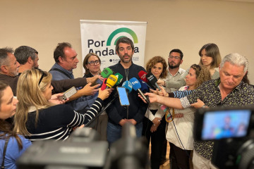 El ministro de Cultura y portavoz de Sumar, Ernest Urtasun, atendiendo a los medios en Jerez de la Frontera (Cádiz)
