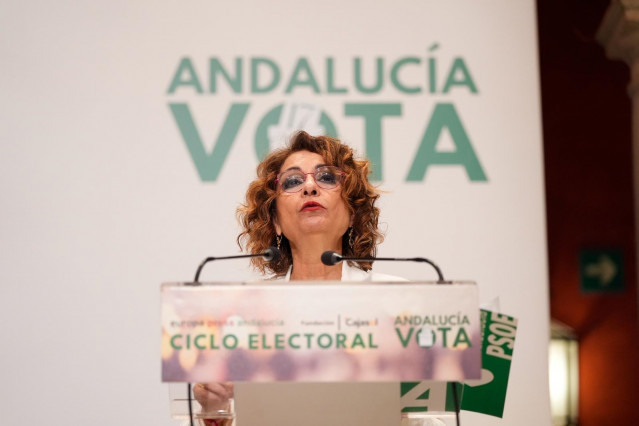 La secretaria general del PSOE-A y candidata a la Presidencia de la Junta de Andalucía, María Jesús Montero, interviene en el ciclo electoral organizado por Europa Press en Sevilla, en la sede de la Fundación Cajasol.