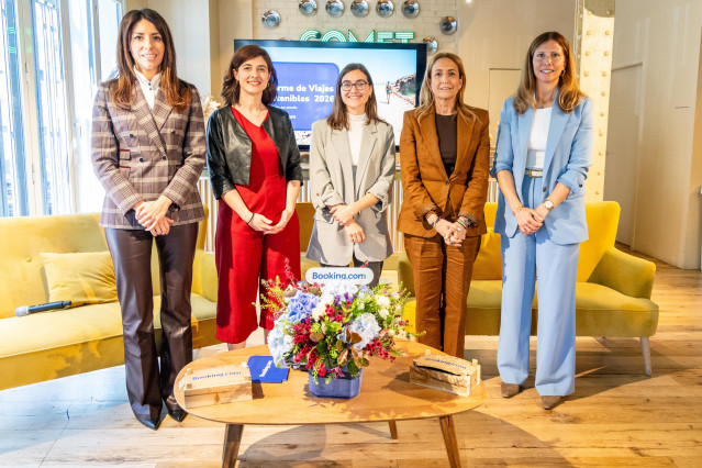 De izquierda a derecha:  Beatriz Miguel, ( Ilunion Hotels;),Yasmina Laraudogoitia, (Booking.Com); Laura Zamarriego, (Harmon); Inmaculada Benito, (CEOE) y Laura Navarrete (Ayuntamiento de Madrid)