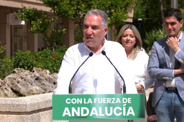 Elías Bendodo comparece ante los medios en Alcalá la Real.
