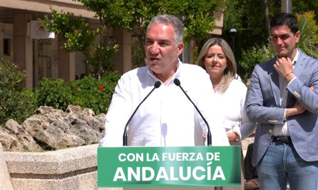 Elías Bendodo comparece ante los medios en Alcalá la Real.