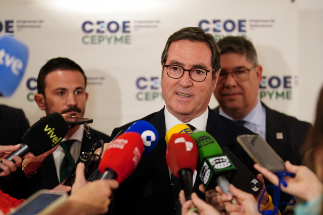 El presidente de CEOE, Antonio Garamendi, atiende a los medios durante el acto institucional 'Por la Unión Empresarial de Salamanca', en el Aula Cultural de Unicaja.