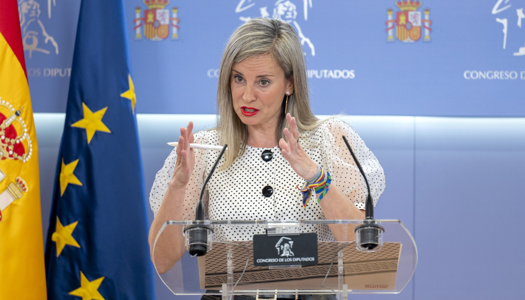 La portavoz de SUMAR en el Congreso, Verónica Barbero, durante una rueda de prensa en el Congreso