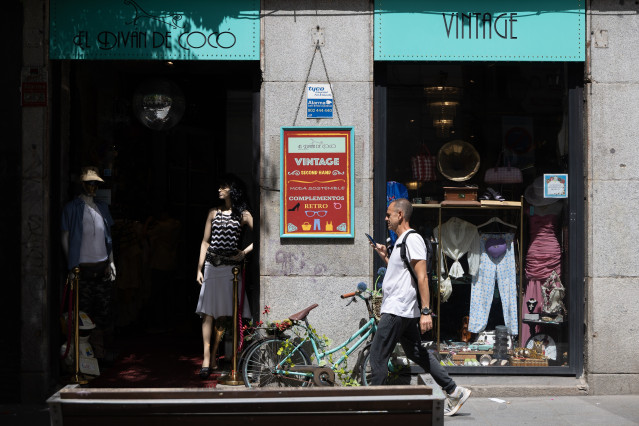 Fachada de una tienda de ropa de segunda mano, a 28 de abril de 2026, en Madrid (España).