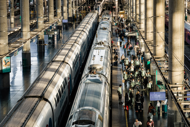 Archivo - Decenas de personas durante la operación retorno con motivo de la Semana Santa 2026, en la estación Madrid-Puerta de Atocha-Almudena Grandes