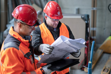 Técnicos de Shindler trabajando