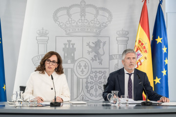 La ministra de Sanidad, Mónica García, y el ministro del Interior, Fernando Grande-Marlaska, durante una rueda de prensa, en el Complejo de la Moncloa, a 6 de mayo de 2026, en Madrid (España). Los 