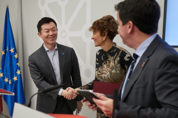 Archivo - La presidenta de Navarra, María Chivite, el consejero de Industria y Transición Ecológica y Digital Empresarial, Mikel Irujo, y el director de Inversiones de Hithium, Hao Wang, en una fot