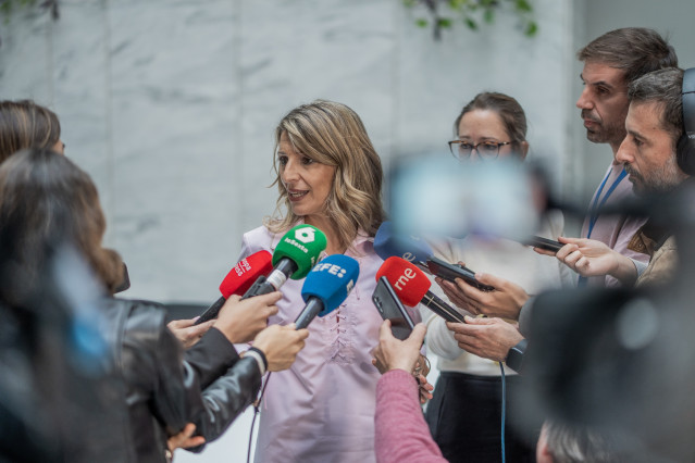 La vicepresidenta segunda del Gobierno y ministra de Trabajo y Economía Social, Yolanda Díaz, atiende a los medios tras una reunión, en Space Las Cortes, a 6 de mayo de 2026, en Madrid (España). Yolanda Díaz y Francesca Albanese han mantenido una postura