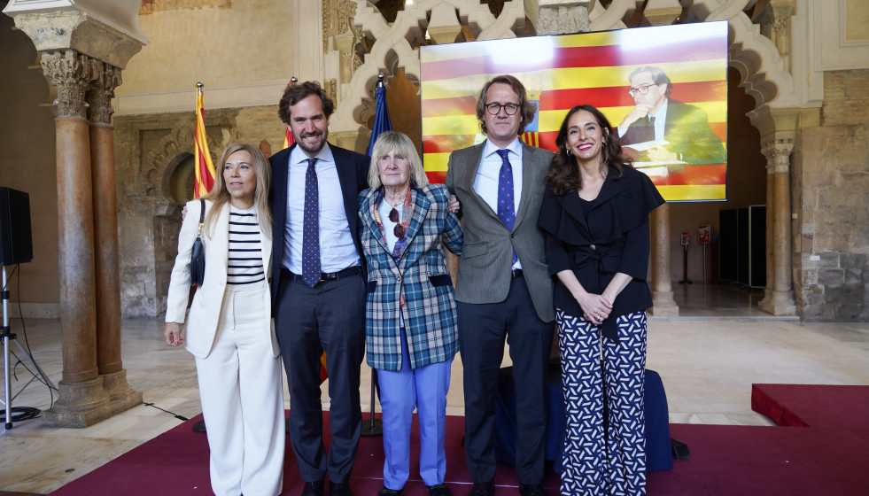 La secretaria general del PP Aragón, Ana Alós; la viuda y los hijos de Manuel Giménez Abad, Ana Larraz, Borja y Manuel Giménez Larraz; y la presidenta de las Cortes de Aragón, María Navarro.