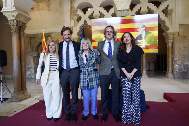 La secretaria general del PP Aragón, Ana Alós; la viuda y los hijos de Manuel Giménez Abad, Ana Larraz, Borja y Manuel Giménez Larraz; y la presidenta de las Cortes de Aragón, María Navarro.