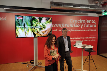 La CEO del grupo Eroski, Rosa Carabel, y el director financiero, Josu Mugarra, presentan los resultados de 2025
