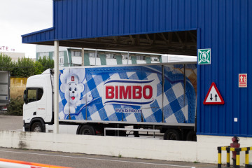 Archivo - Un camión en la fábrica de Bimbo