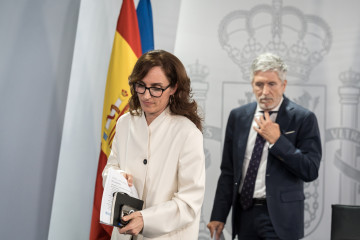 La ministra de Sanidad, Mónica García, y el ministro del Interior, Fernando Grande-Marlaska, a su salida de una rueda de prensa, en el Complejo de la Moncloa, a 6 de mayo de 2026, en Madrid (España