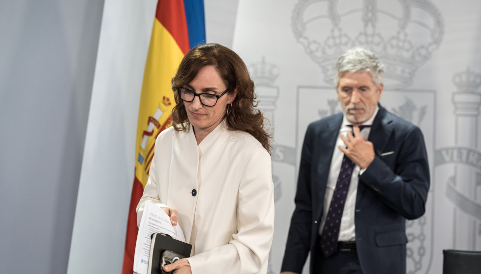 La ministra de Sanidad, Mónica García, y el ministro del Interior, Fernando Grande-Marlaska, a su salida de una rueda de prensa, en el Complejo de la Moncloa, a 6 de mayo de 2026, en Madrid (España